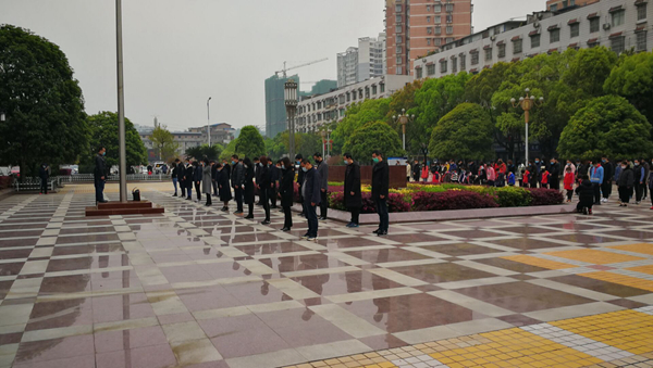 來(lái)自湖北的鏡頭:下半旗、鳴笛、默哀 以最深的懷念為英雄送行