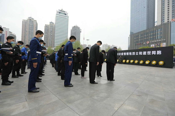 來(lái)自湖北的鏡頭:下半旗、鳴笛、默哀 以最深的懷念為英雄送行